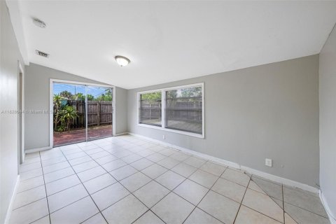 House in Oakland Park, Florida 3 bedrooms, 109.44 sq.m. № 1802474 - photo 14