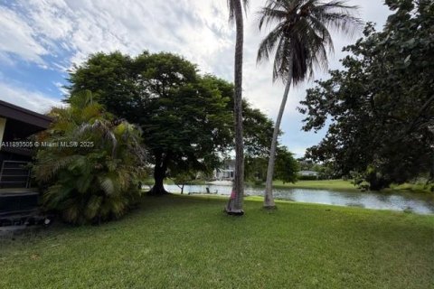 House in Pinecrest, Florida 3 bedrooms, 141.4 sq.m. № 1945529 - photo 10