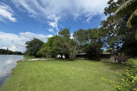 House in Pinecrest, Florida 3 bedrooms, 141.4 sq.m. № 1945529 - photo 9