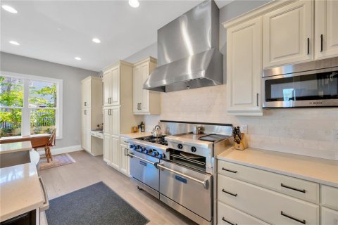 House in Tampa, Florida 4 bedrooms, 349.5 sq.m. № 1679207 - photo 8