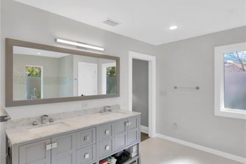 House in Tampa, Florida 4 bedrooms, 349.5 sq.m. № 1679207 - photo 25
