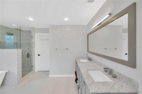 House in Tampa, Florida 4 bedrooms, 349.5 sq.m. № 1679207 - photo 27