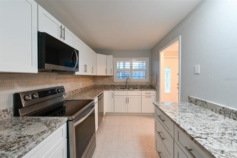 House in Saint Petersburg, Florida 2 bedrooms, 130.06 sq.m. № 2123417 - photo 11