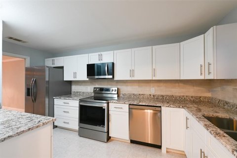 House in Saint Petersburg, Florida 2 bedrooms, 130.06 sq.m. № 2123417 - photo 9