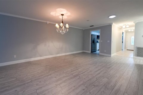 House in Saint Petersburg, Florida 2 bedrooms, 130.06 sq.m. № 2123417 - photo 8
