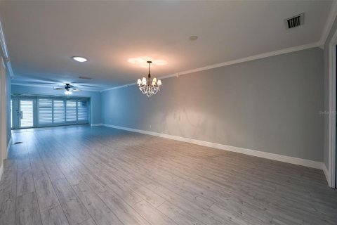 House in Saint Petersburg, Florida 2 bedrooms, 130.06 sq.m. № 2123417 - photo 6