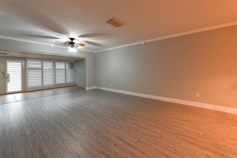 House in Saint Petersburg, Florida 2 bedrooms, 130.06 sq.m. № 2123417 - photo 4