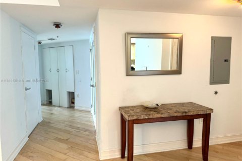 Condo in Sunny Isles Beach, Florida, 2 bedrooms  № 2027093 - photo 7