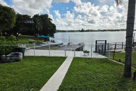 Снять в аренду виллу или дом в Майами, Флорида 5 спален, 175.4м2, № 1954784 - фото 3