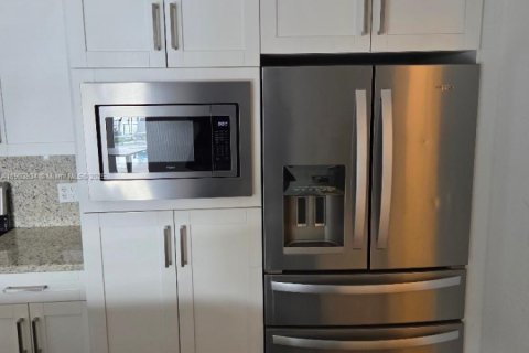 Снять в аренду виллу или дом в Майами, Флорида 5 спален, 175.4м2, № 1954784 - фото 11