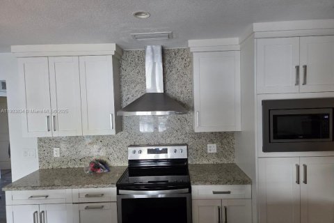 Снять в аренду виллу или дом в Майами, Флорида 5 спален, 175.4м2, № 1954784 - фото 8