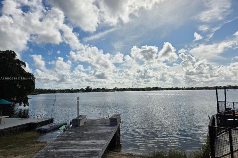 Снять в аренду виллу или дом в Майами, Флорида 5 спален, 175.4м2, № 1954784 - фото 4