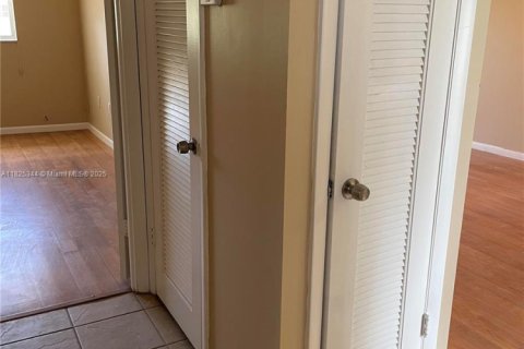 Condo in Sunrise, Florida, 1 bedroom  № 1792632 - photo 5