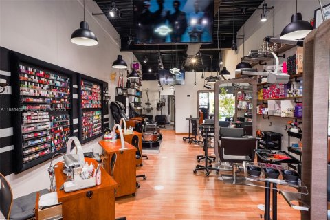 Commercial property in Pembroke Pines, Florida № 1981617 - photo 1