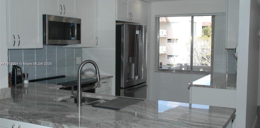 Кондоминиум с 3 спальнями в Лодерхилл, Флорида № 1968271