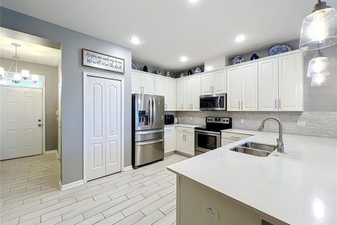 Townhouse in Clermont, Florida 3 bedrooms, 164.62 sq.m. № 2321379 - photo 11