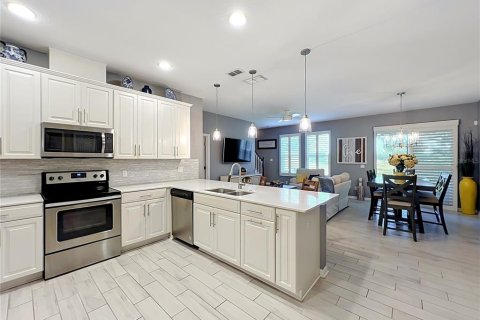 Townhouse in Clermont, Florida 3 bedrooms, 164.62 sq.m. № 2321379 - photo 18