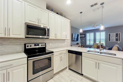 Townhouse in Clermont, Florida 3 bedrooms, 164.62 sq.m. № 2321379 - photo 15