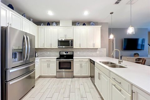 Townhouse in Clermont, Florida 3 bedrooms, 164.62 sq.m. № 2321379 - photo 13