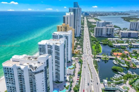 Copropriété à vendre à Sunny Isles Beach, Floride: 2 chambres, 117.61 m2 № 2037887 - photo 3
