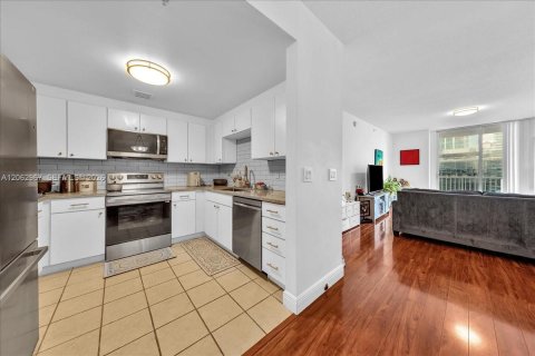 Condo in Miami, Florida, 2 bedrooms  № 2265904 - photo 7