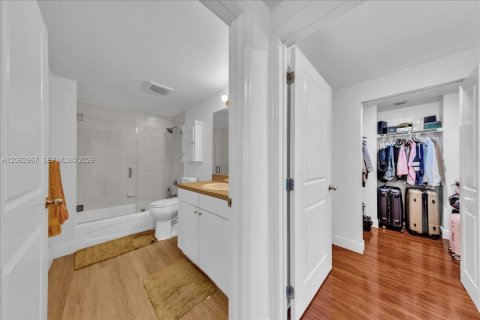 Condo in Miami, Florida, 2 bedrooms  № 2265904 - photo 15