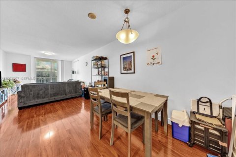 Condo in Miami, Florida, 2 bedrooms  № 2265904 - photo 5