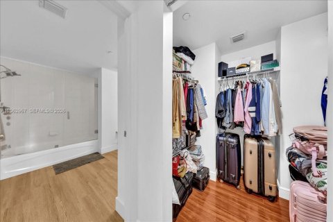 Condo in Miami, Florida, 2 bedrooms  № 2265904 - photo 20