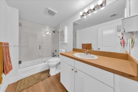 Condo in Miami, Florida, 2 bedrooms  № 2265904 - photo 16