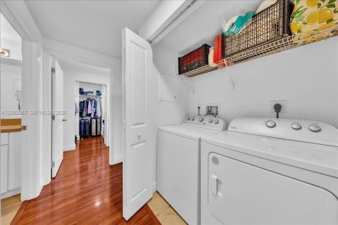 Condo in Miami, Florida, 2 bedrooms  № 2265904 - photo 14