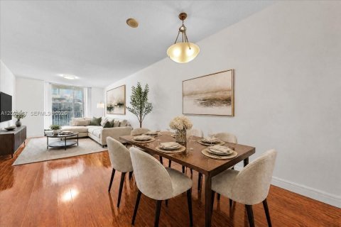 Condo in Miami, Florida, 2 bedrooms  № 2265904 - photo 2