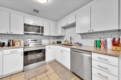 Condo in Miami, Florida, 2 bedrooms  № 2265904 - photo 9