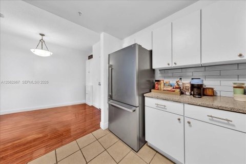 Condo in Miami, Florida, 2 bedrooms  № 2265904 - photo 11