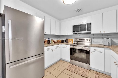 Condo in Miami, Florida, 2 bedrooms  № 2265904 - photo 10