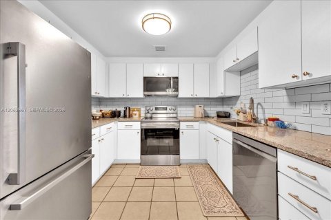 Condo in Miami, Florida, 2 bedrooms  № 2265904 - photo 8
