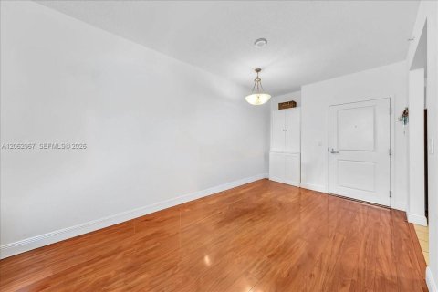 Condo in Miami, Florida, 2 bedrooms  № 2265904 - photo 13