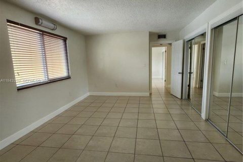 Copropriété à louer à Hialeah, Floride: 2 chambres, 91.04 m2 № 1999923 - photo 16