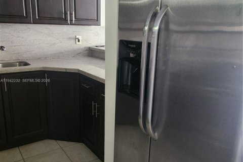 Copropriété à louer à Hialeah, Floride: 2 chambres, 91.04 m2 № 1999923 - photo 4