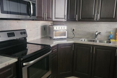 Copropriété à louer à Hialeah, Floride: 2 chambres, 91.04 m2 № 1999923 - photo 2