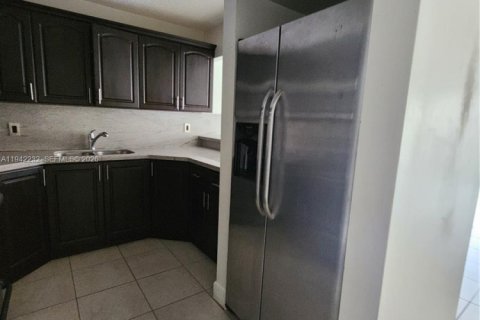 Copropriété à louer à Hialeah, Floride: 2 chambres, 91.04 m2 № 1999923 - photo 3