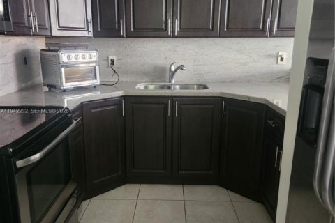 Copropriété à louer à Hialeah, Floride: 2 chambres, 91.04 m2 № 1999923 - photo 5