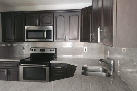 Copropriété à louer à Hialeah, Floride: 2 chambres, 91.04 m2 № 1999923 - photo 7