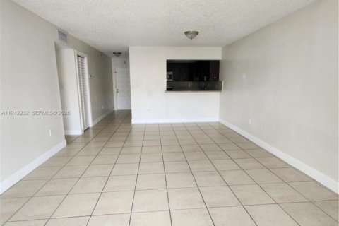 Copropriété à louer à Hialeah, Floride: 2 chambres, 91.04 m2 № 1999923 - photo 11