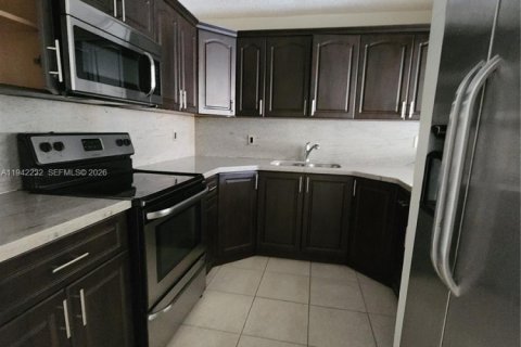 Condo in Hialeah, Florida, 2 bedrooms № 1999923