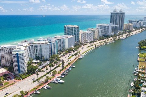 Condo in Miami Beach, Florida, 2 bedrooms № 2038278 - photo 2