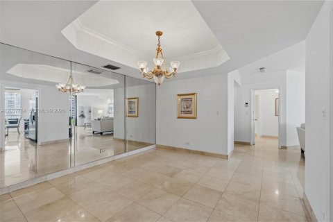 Condo in Aventura, Florida, 2 bedrooms № 2089497 - photo 24