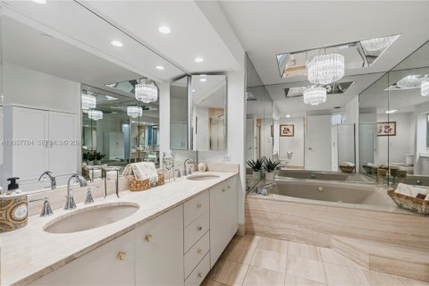 Condo in Aventura, Florida, 2 bedrooms № 2089497 - photo 10