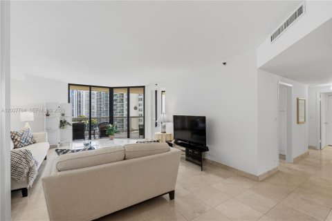 Condo in Aventura, Florida, 2 bedrooms № 2089497 - photo 19