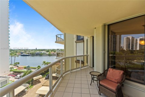 Condo in Aventura, Florida, 2 bedrooms № 2089497 - photo 4