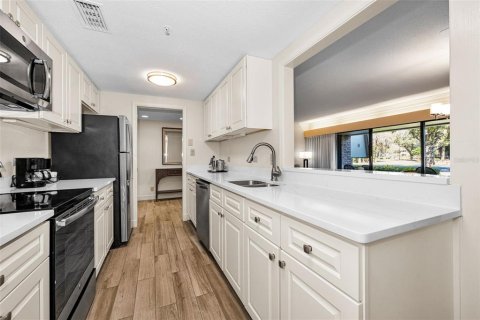 Condo in Palm Harbor, Florida, 2 bedrooms № 2128146 - photo 16